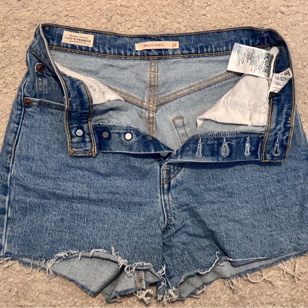 Levi’s Ribcage Shorts - Picture 3 of 4